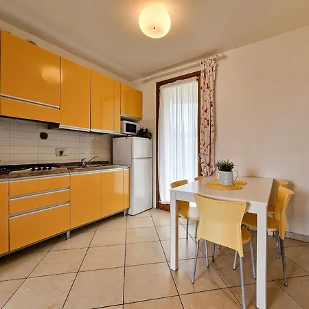 Comfortable Garden For Four Guests Apartment